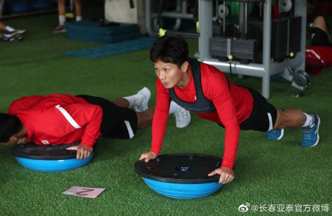 球员在更衣室里很沮丧，他们和我一样失望，因为我们踢了一场精彩的比赛，球队的表现足以赢球。